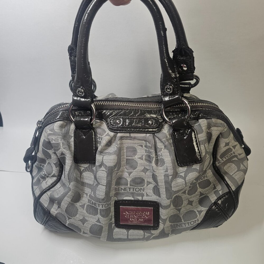 Linea BB1 United Colors of Benetton Since 1965.  This is a small women's purse.